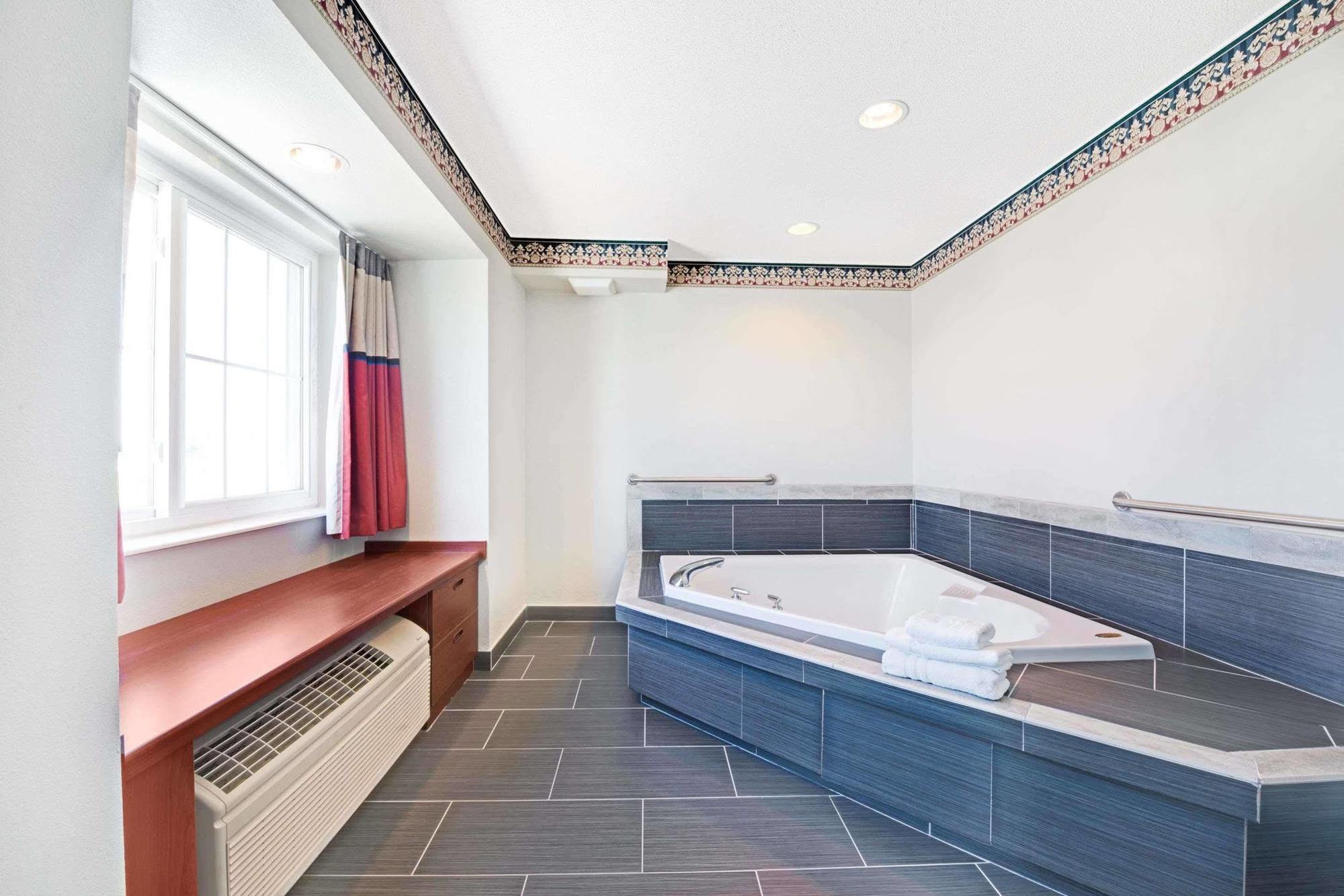 Microtel Inn & Suites Urbandale Luaran gambar